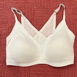 Chantelle med/large soft sided wireless stretch Women's Bra